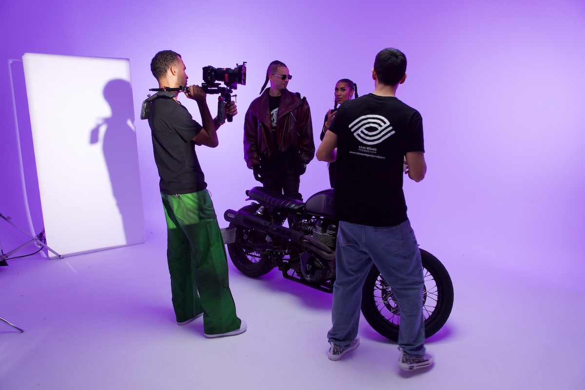 Lyris Haye — équipe de tournage filmant un clip en studio avec caméra et moto