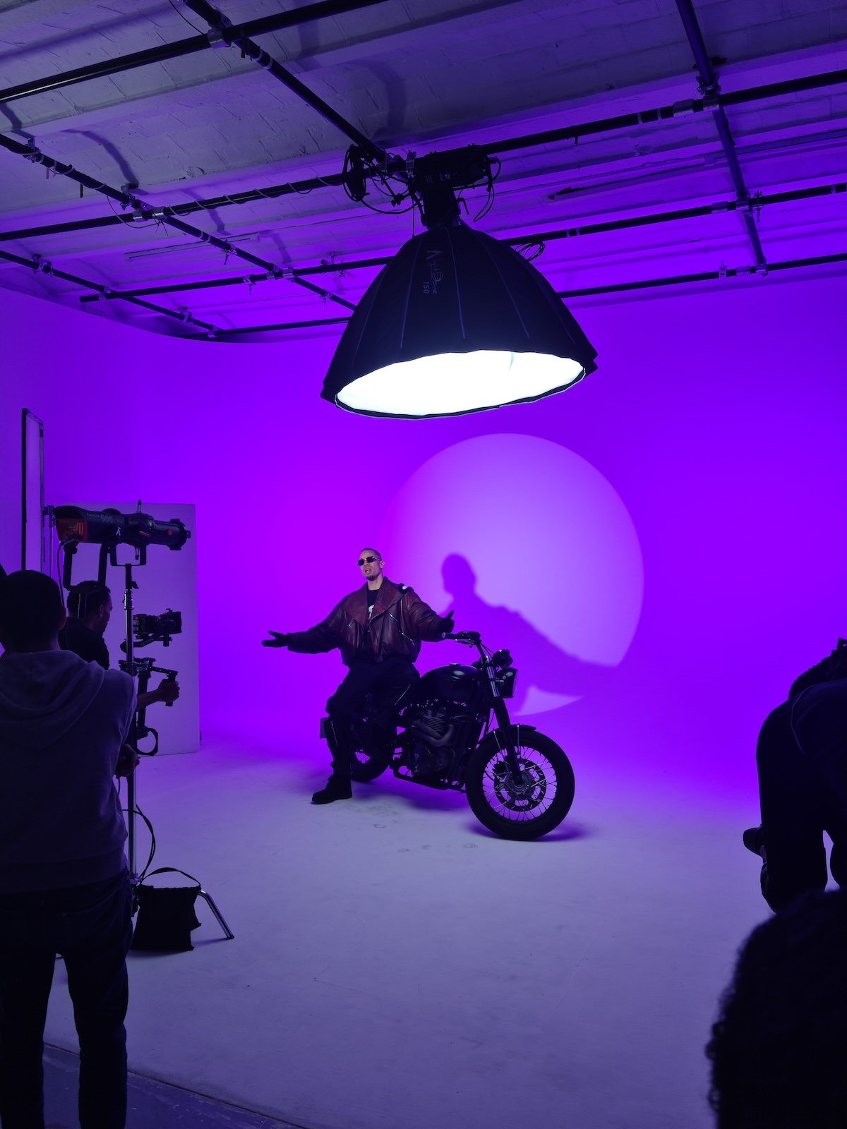 Lyris Haye — réalisation d'un clip en studio, ambiance violette avec artiste sur moto