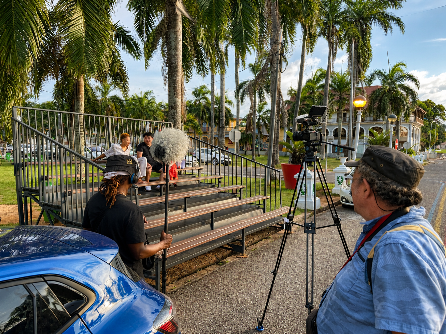 Lyris Haye — tournage documentaire en extérieur sous les palmiers en Guyane française