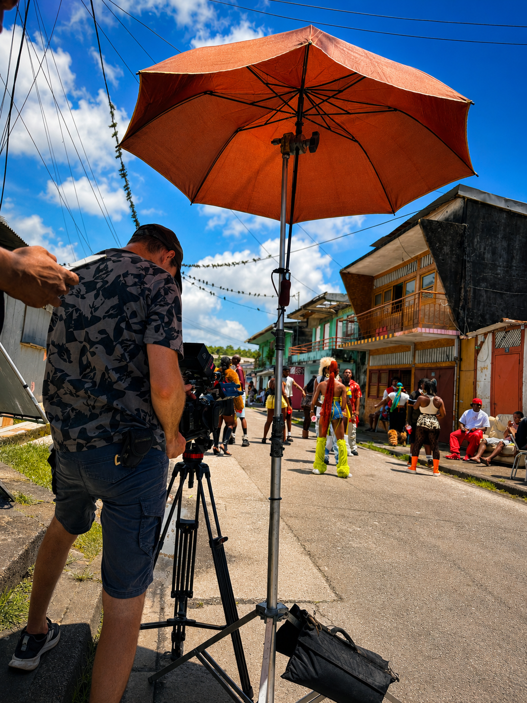 Lyris Haye — tournage en extérieur dans une rue de Guyane française avec équipe technique