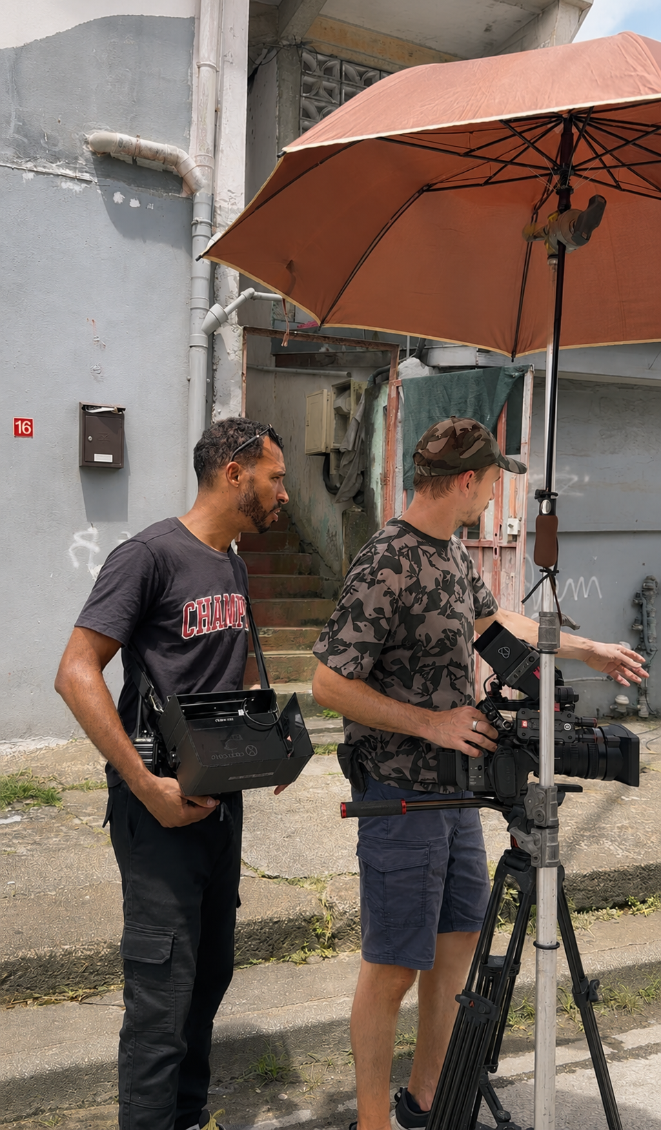 Lyris Haye — préparation du matériel de tournage en extérieur avec l'équipe technique